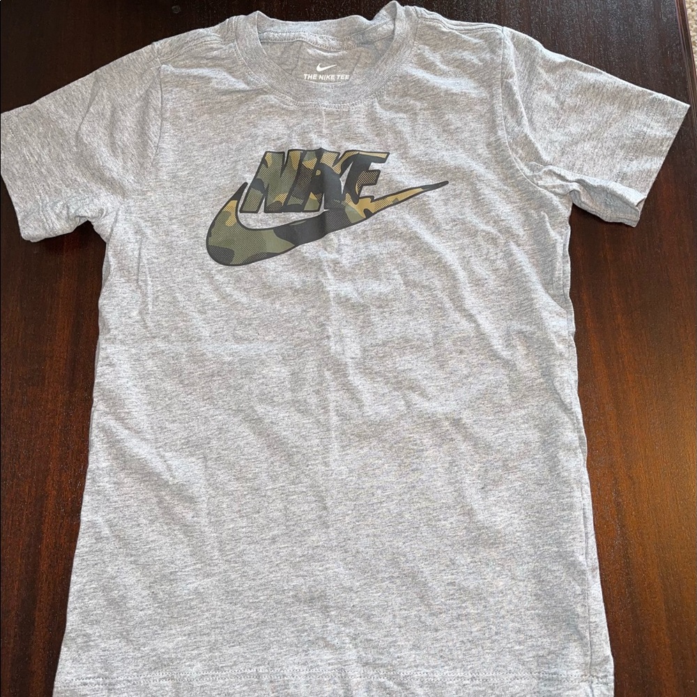 Nike boys size small (8)